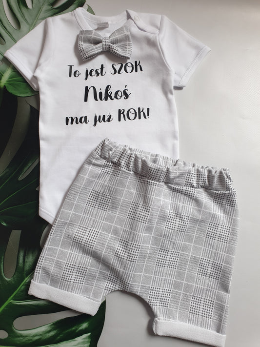 Komplet na Roczek dla Chłopca – Body z Muszką + Krótkie Spodenki + imię