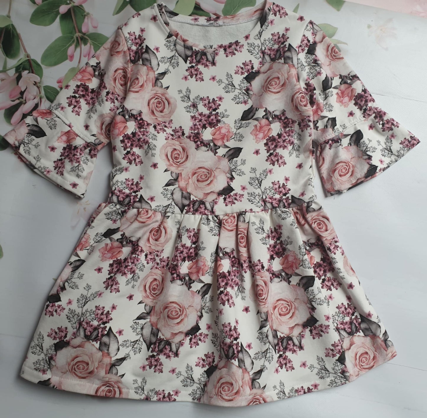 Sukienka dziewczęca w róże z falbankami na rękawach Handmade Premium