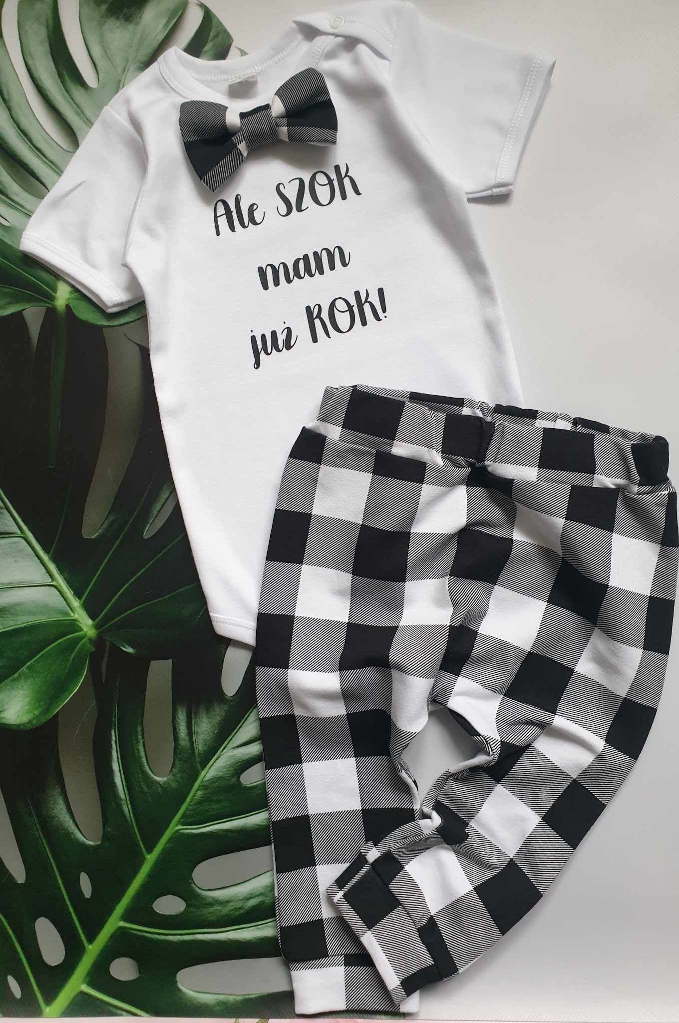 Elegancki komplet dla chłopca roczek sesja zdjęciowa krata beżowa