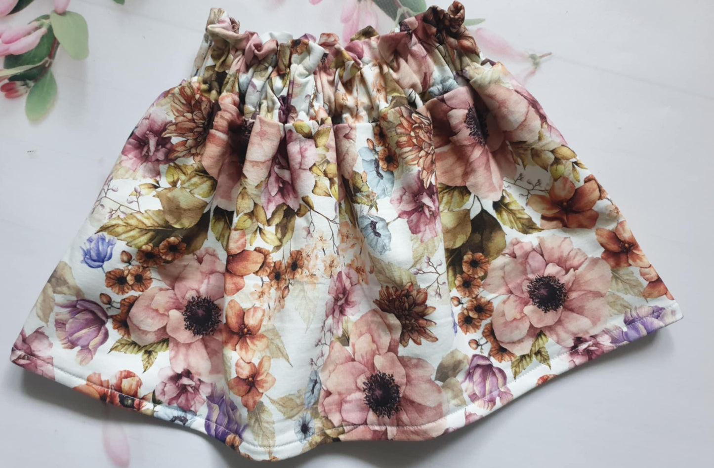 Spódniczka dziewczęca w kwiaty  – elegancka, rozkloszowana