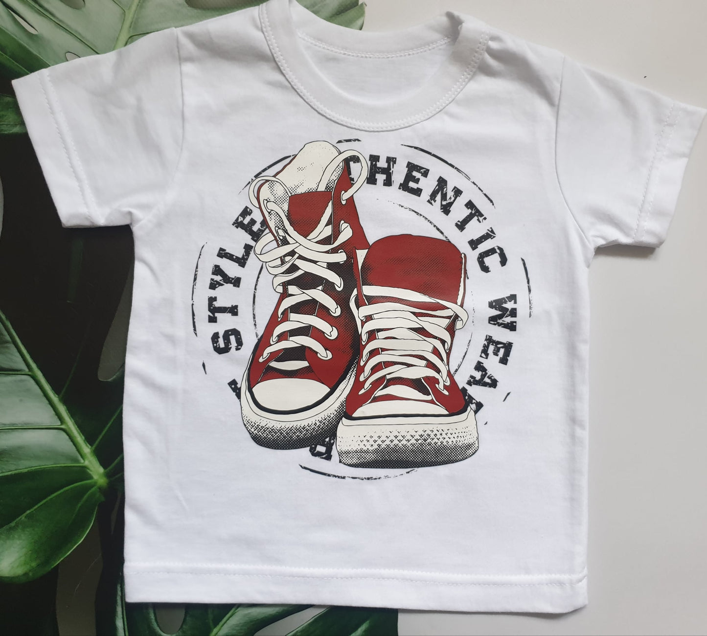 Biała Koszulka chłopięca z Grafiką Retro Trampek – „Authentic Style”