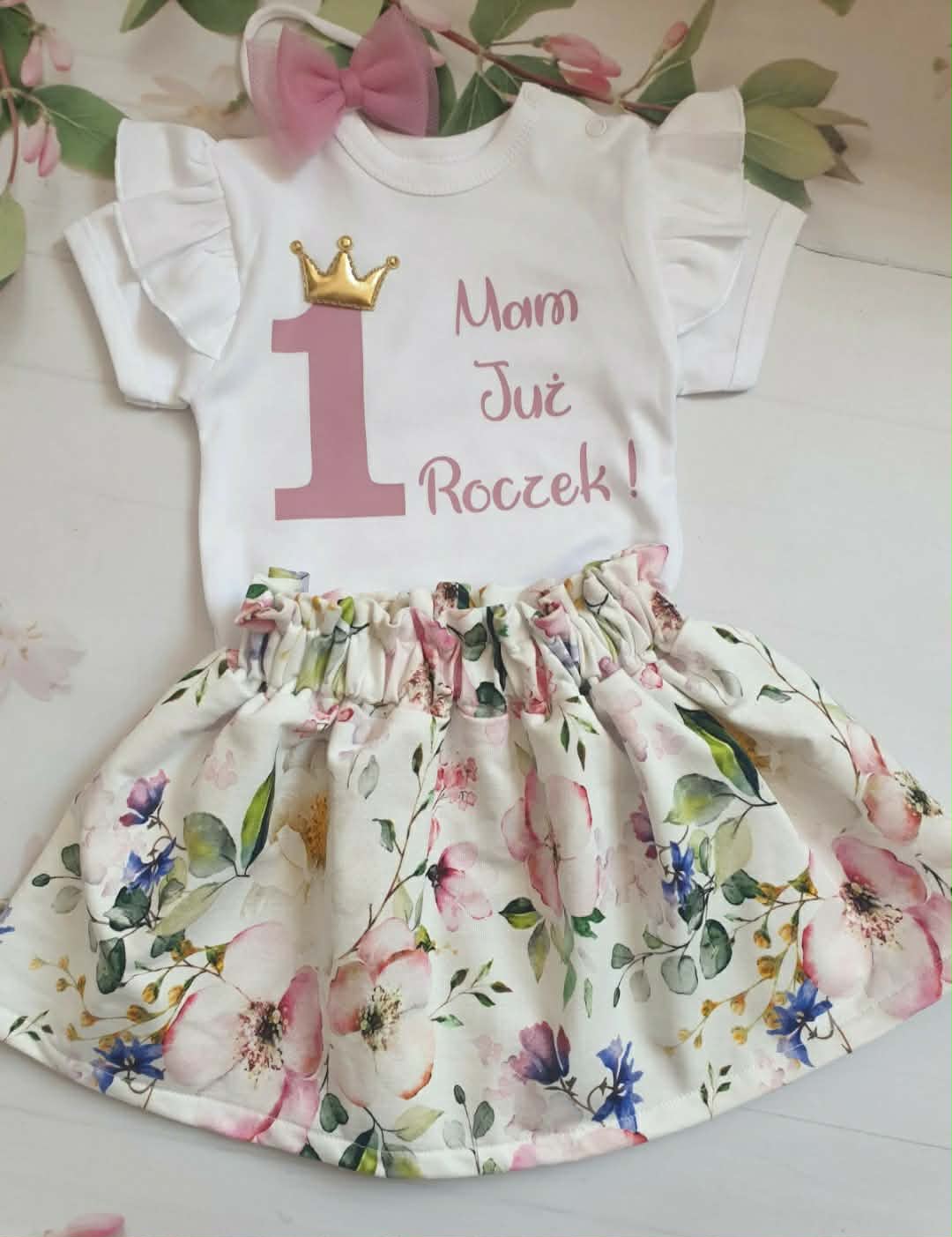 Komplet na Roczek – Body z Falbankami, Spódniczka w Kwiaty i Opaska