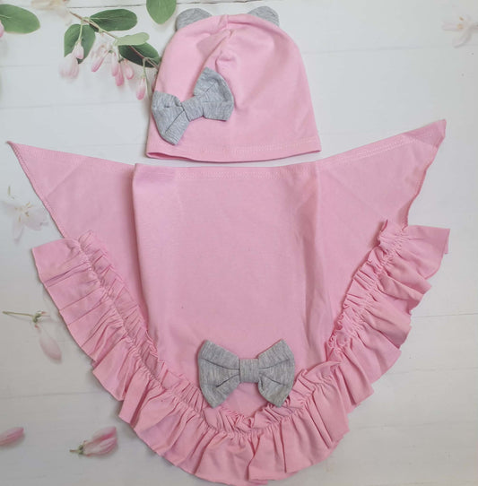 Różowy komplet z falbanką i kokardkami – chustka + czapka
